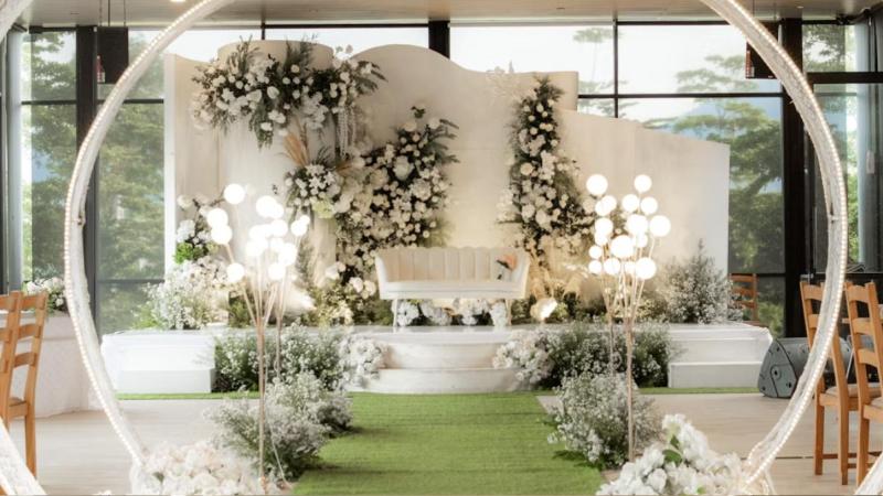 Modern wedding decor with round arches and flowers