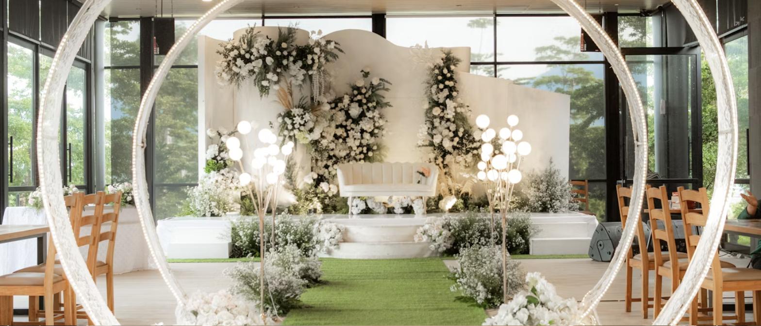 Moderne bruiloftsdecoratie met ronde bogen en bloemen